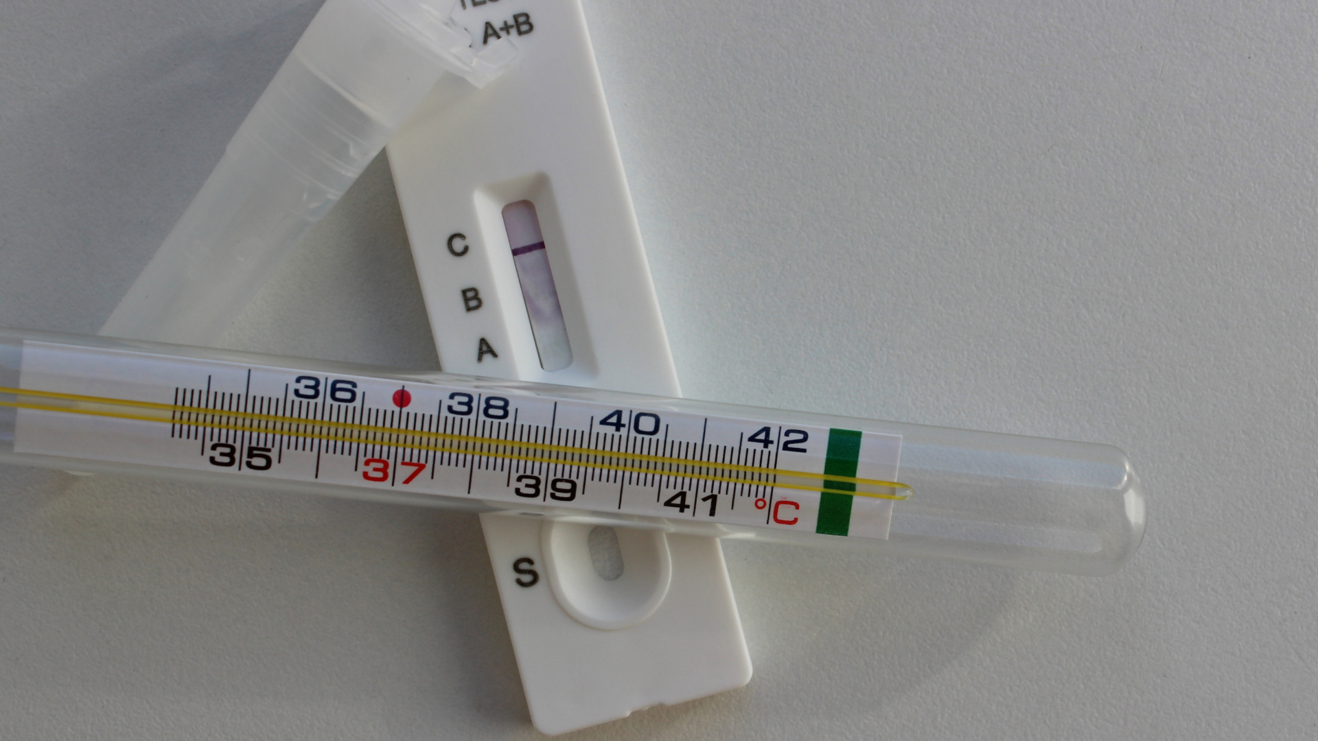 Bị cúm thường test nhanh có lên hai vạch không? Câu trả lời chính xấc cần xem xét trên nhiều yếu tố