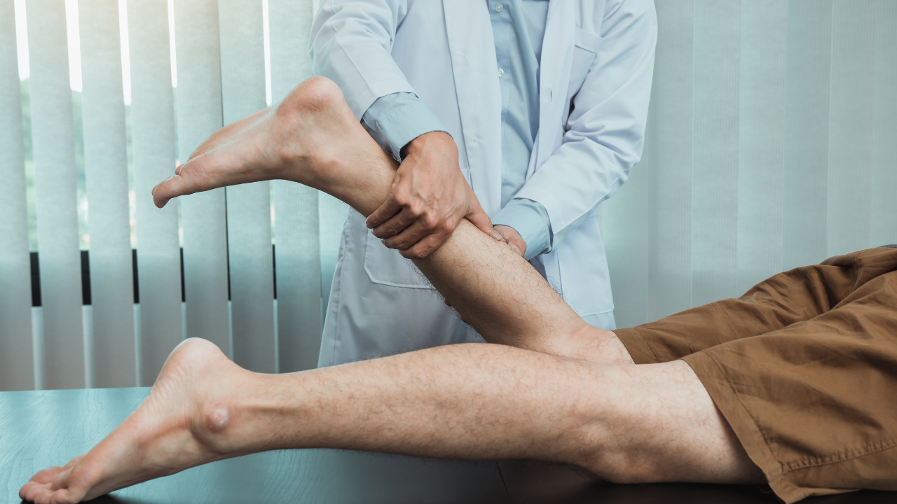 Khi xuất hiện tình trạng căng cơ bắp chân khi ngủ hãy trao đổi với bác sĩ để được tư vấn