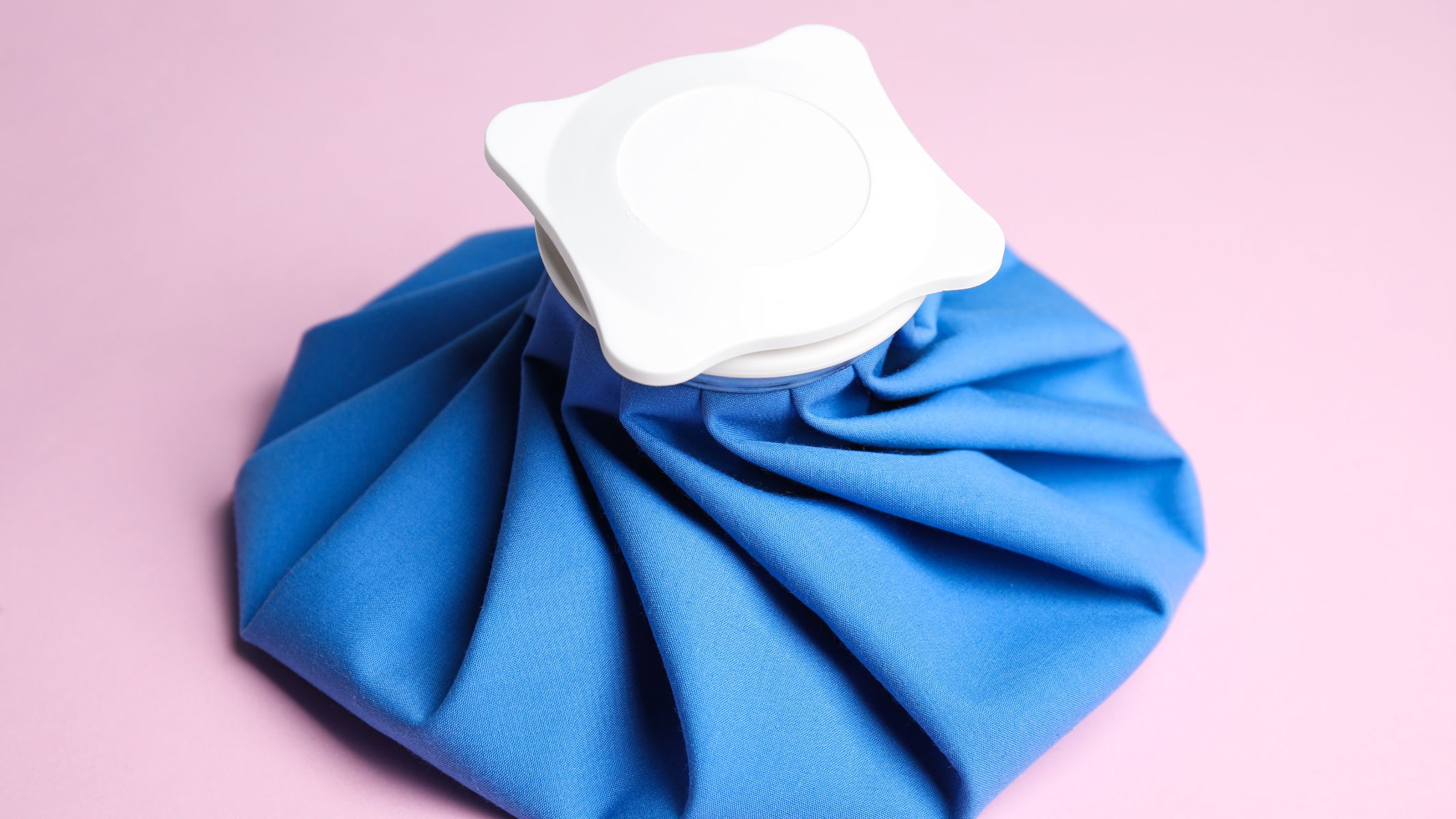 Chườm nóng là phương pháp đơn giản, an toàn và thường được khuyến nghị đầu tiên trong điều trị chắp mắt