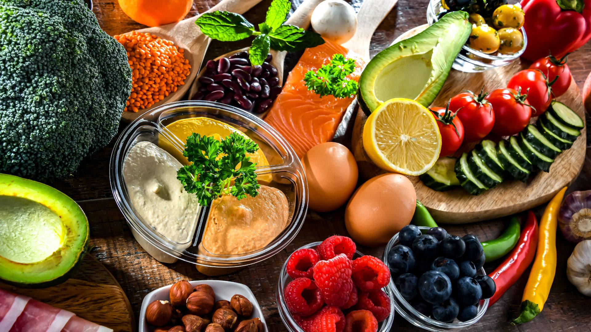 Duy trì chế độ dinh dưỡng hợp lý giúp khắc phục tình trạng chóng mặt khi nằm nghiêng