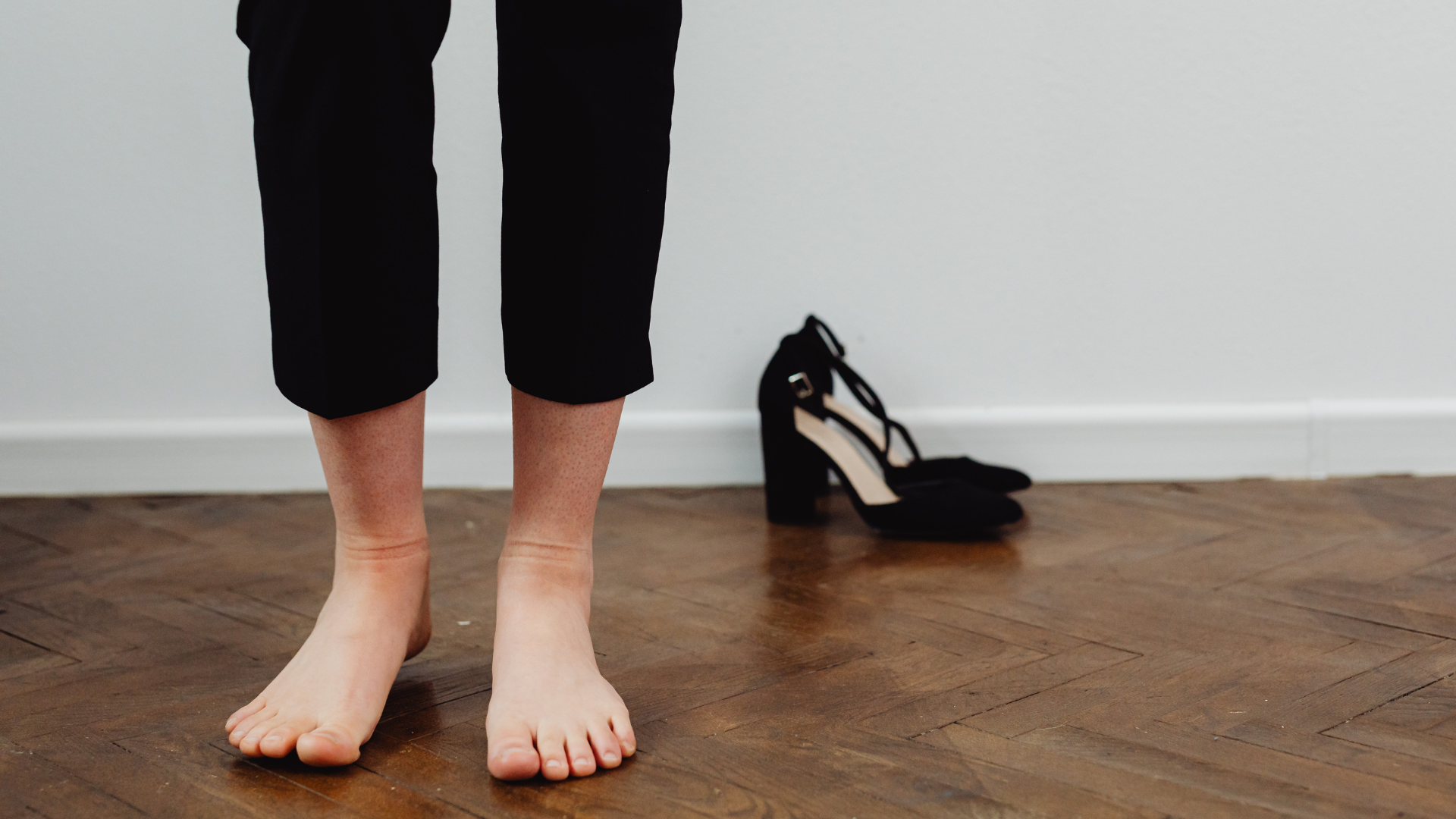 Mang giày không đúng kích cỡ có thể gây chuột rút ngón chân