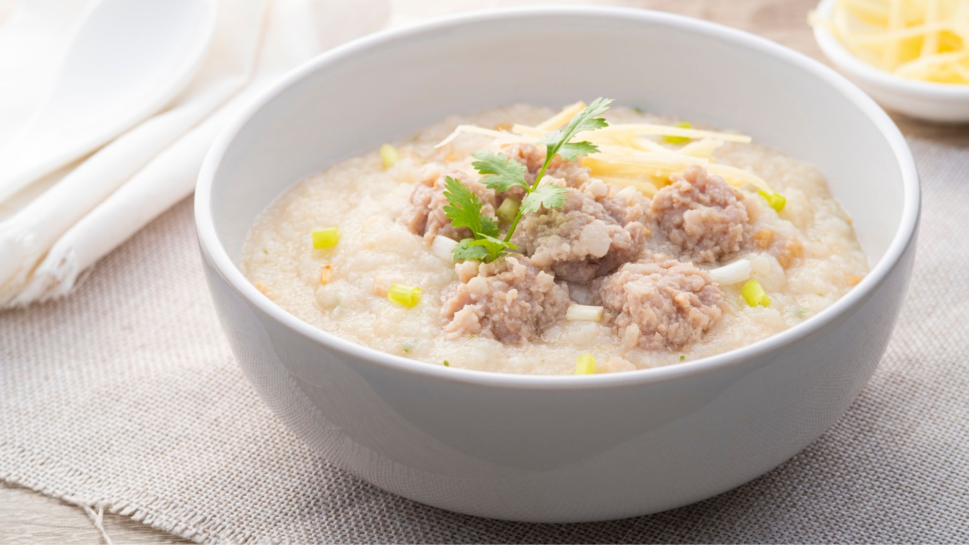 Bị cúm ăn cháo gì? Cháo thịt băm nấu gừng tươi giúp người bị cúm phục hồi nhanh