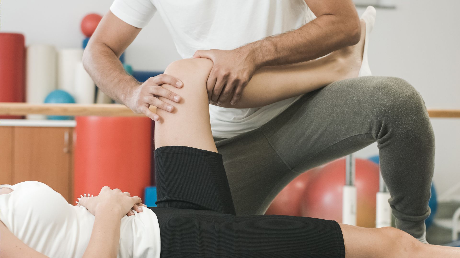 Vật lý trị liệu là một phương pháp hỗ trợ phục hồi cứng khớp gối sau phẫu thuật