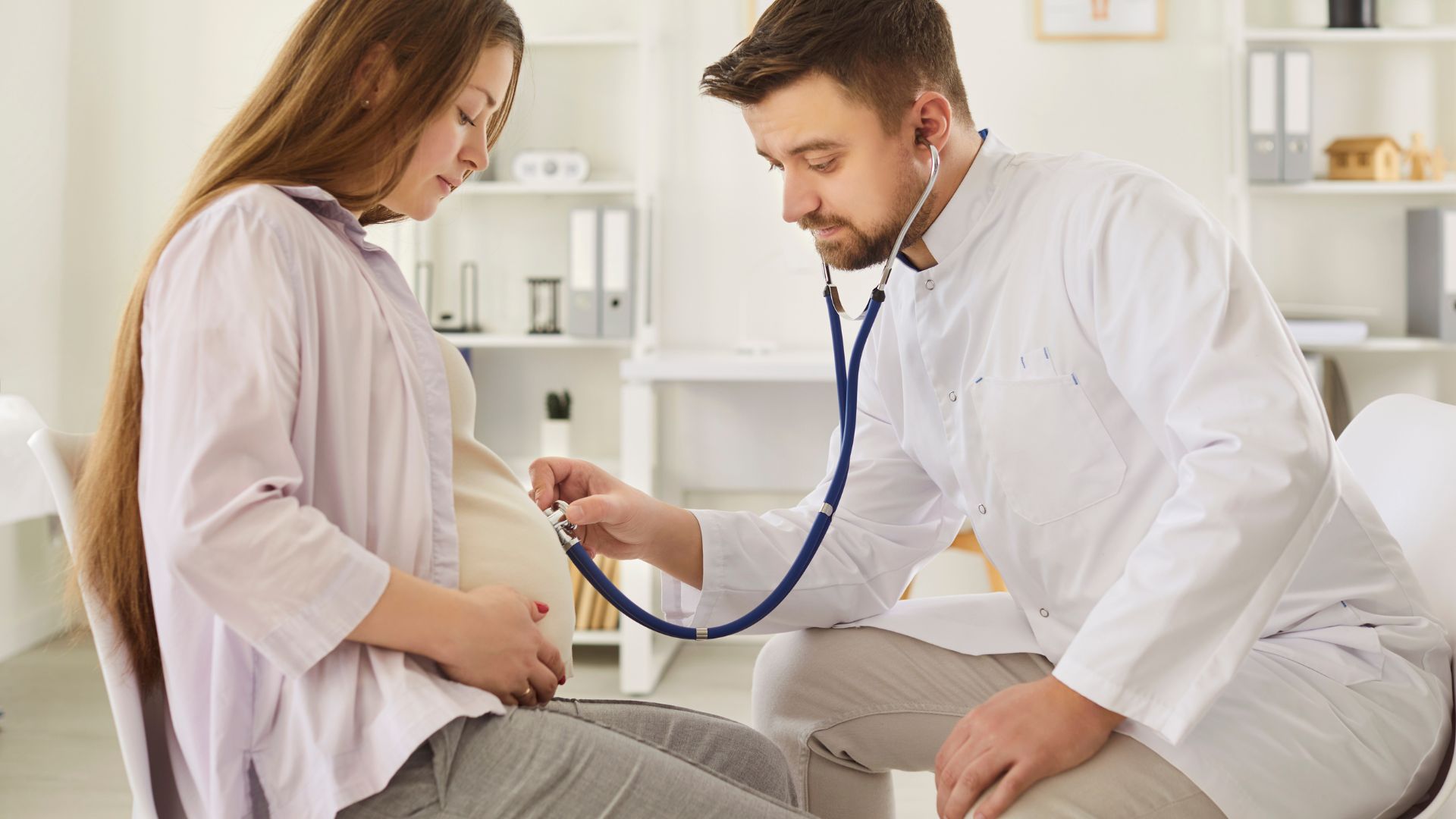 Khám thai định kỳ giúp mẹ bầu theo dõi sát sao chỉ số nước ối