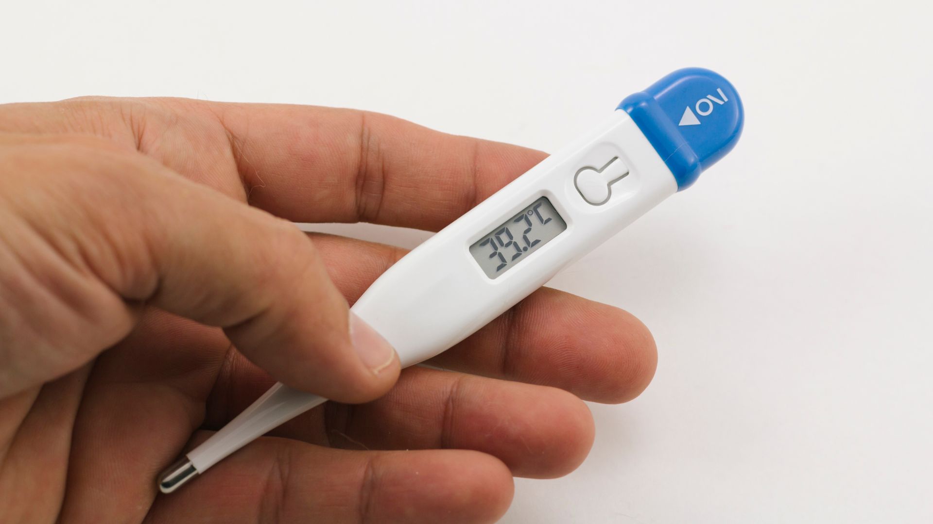 Nam giới cần đến gặp bác sĩ nếu bị đau bụng dưới kèm theo sốt cao