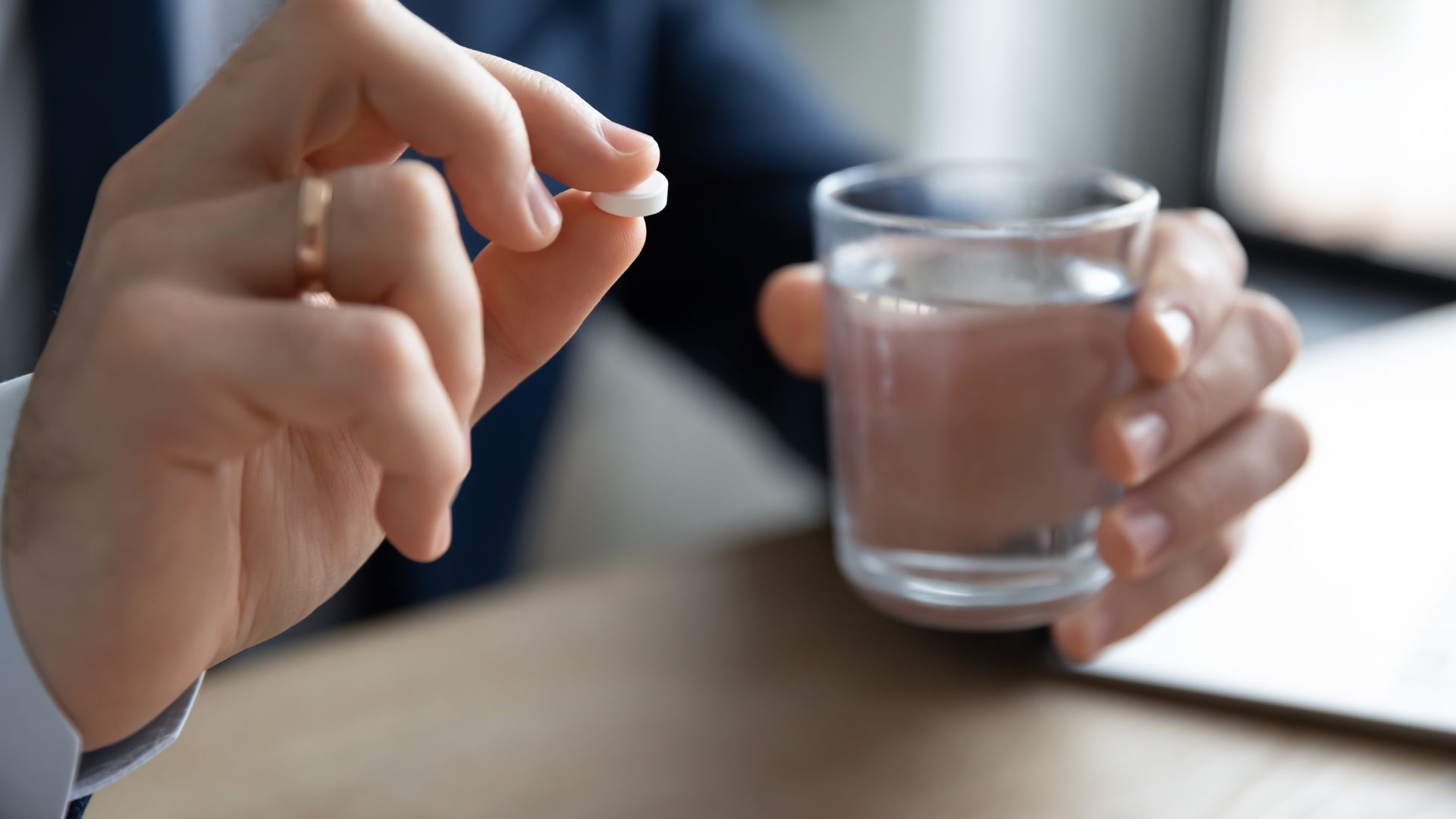 Chị em không nên dùng thuốc giảm đau khi nghi ngờ mang thai do đau bụng dưới