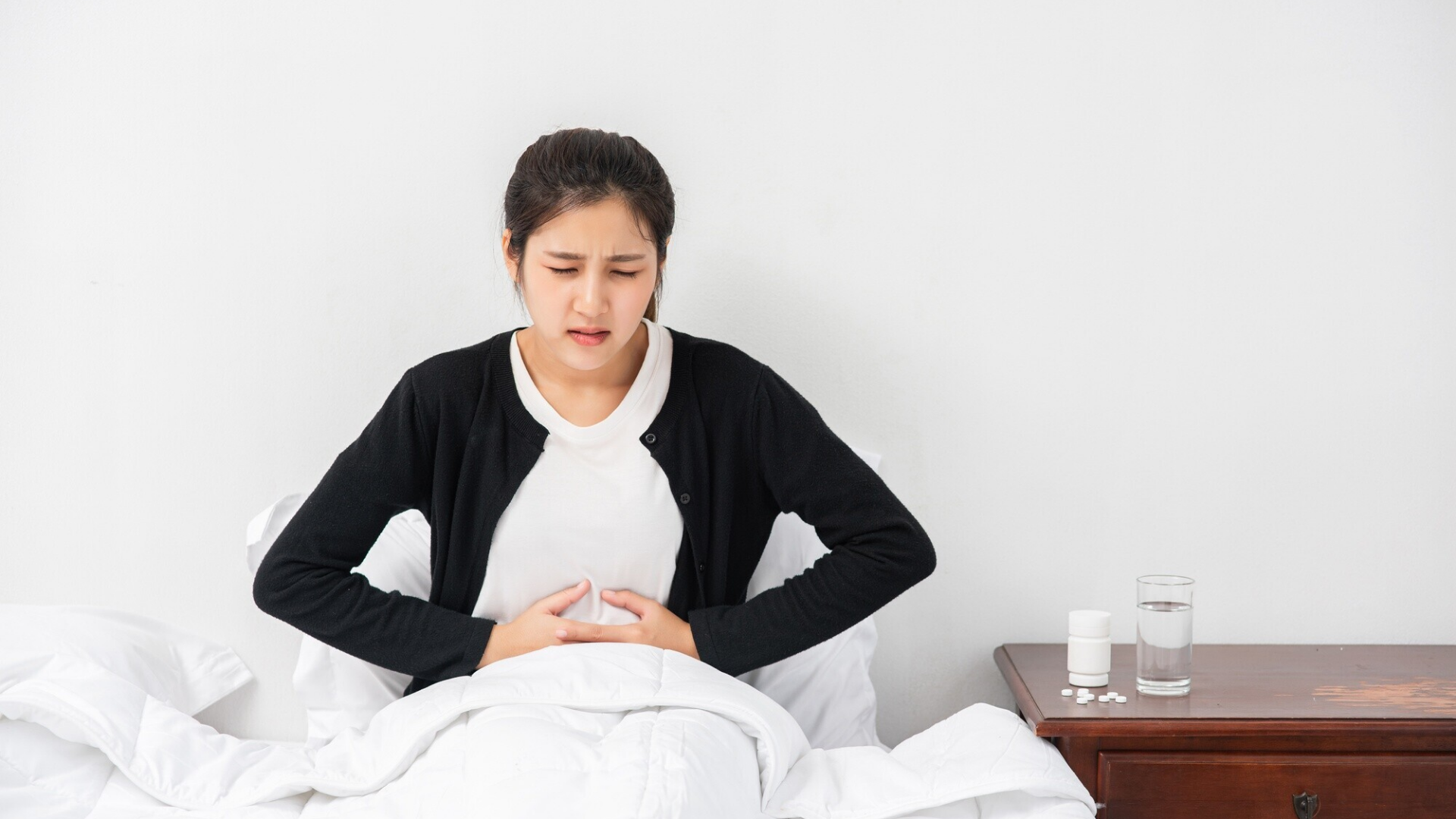 Đau bụng dưới là hiện tượng sinh lý bình thường, thường xảy ra trong những tuần đầu thai kỳ khi phôi thai làm tổ vào niêm mạc tử cung