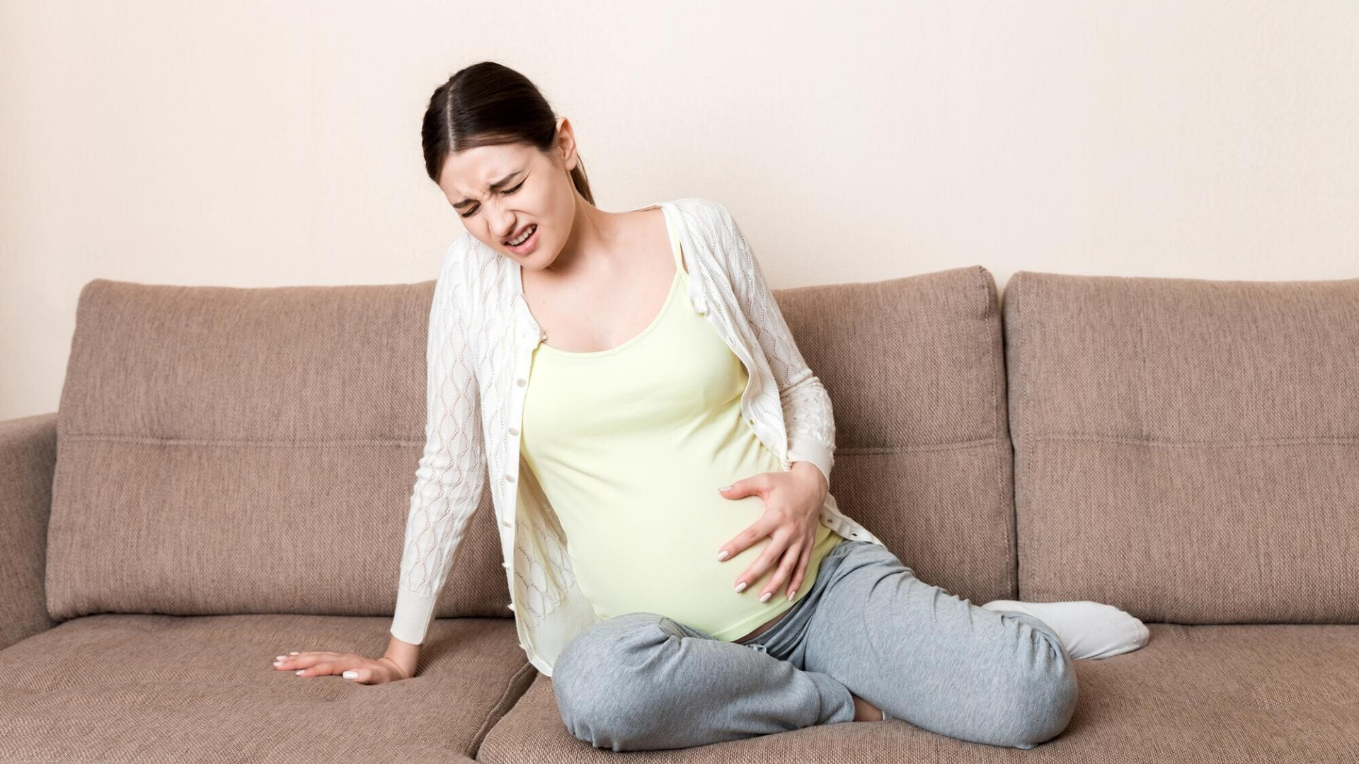 Bong nhau non lại gây đau bụng dữ dội, tử cung gò cứng, ra máu đỏ tươi có cục, dễ gây suy thai và mất máu cấp