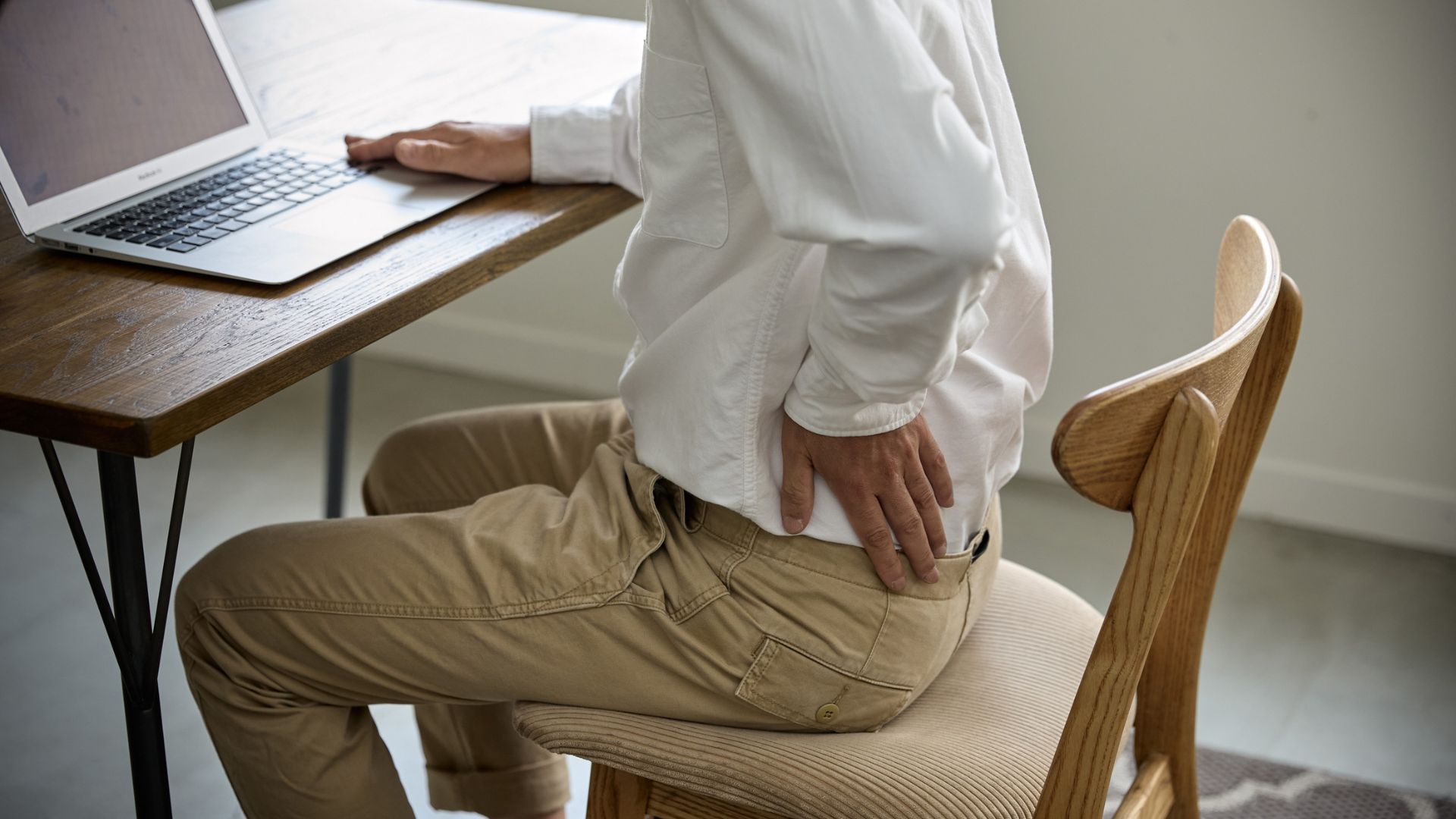 Đau nhói sau lưng bên phải phía trên có thể là do ngồi lâu