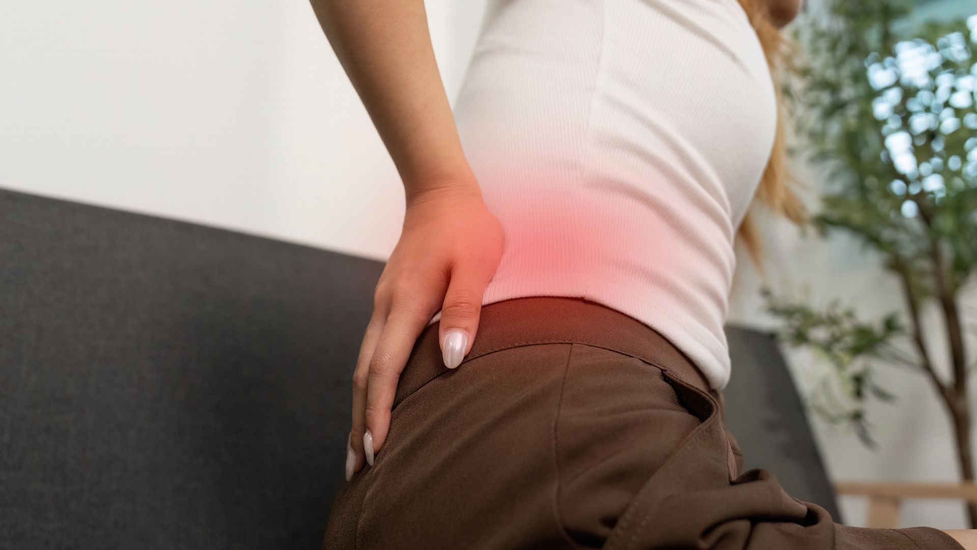 Tình trạng bị đau lưng dưới gần mông ở nữ giới khiến nhiều chị em lo lắng