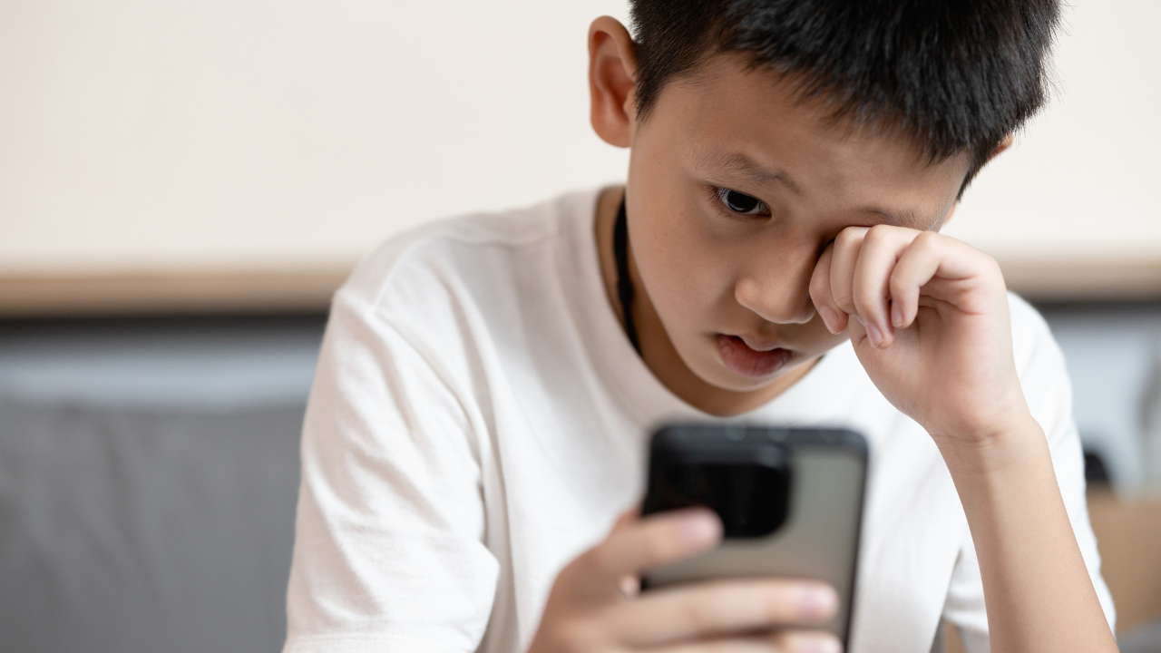 Bị đau mắt đỏ có được xem điện thoại không? 4