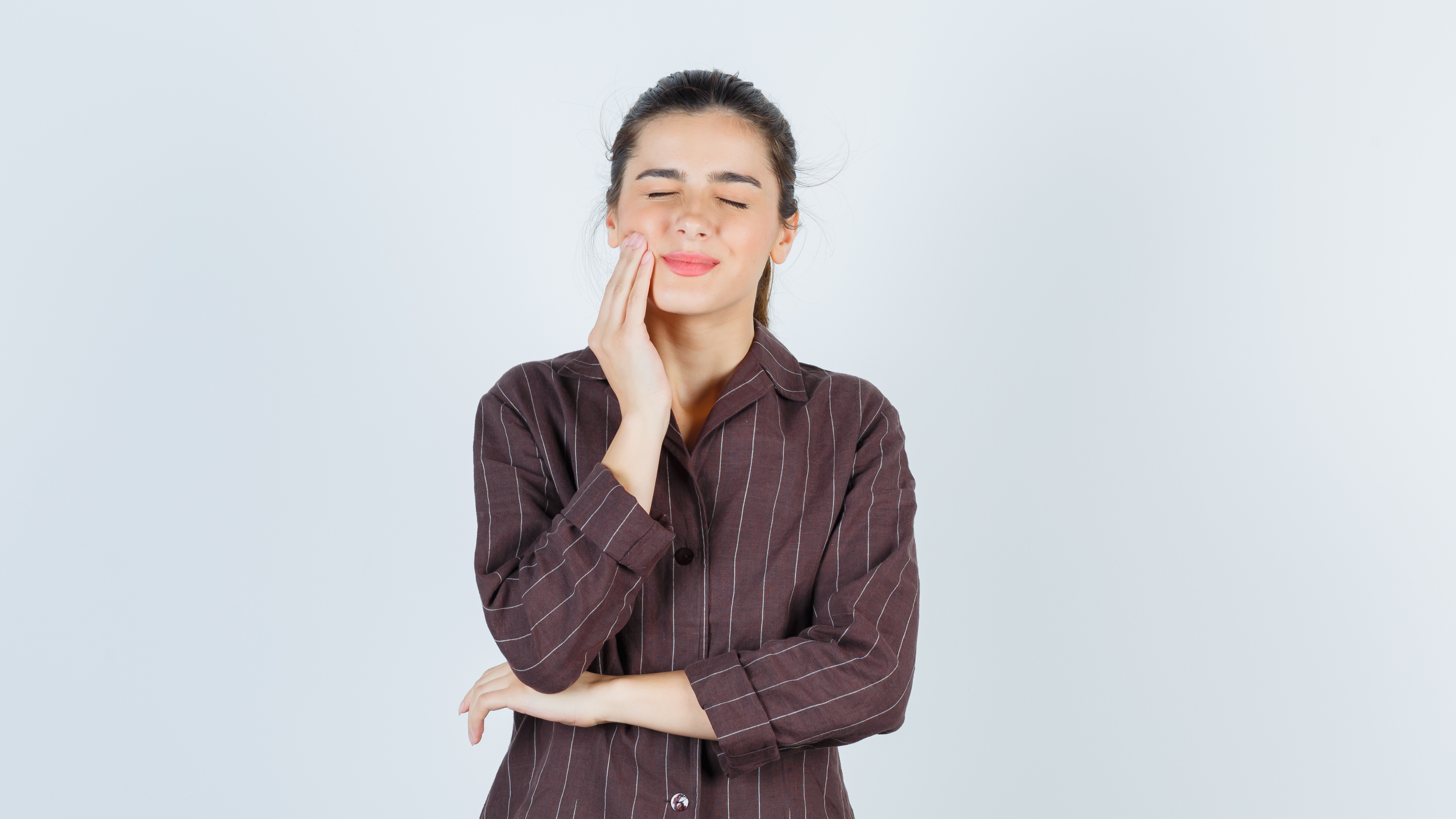 Bị đau quai hàm gần tai bên phải có thể do sâu răng, viêm lợi