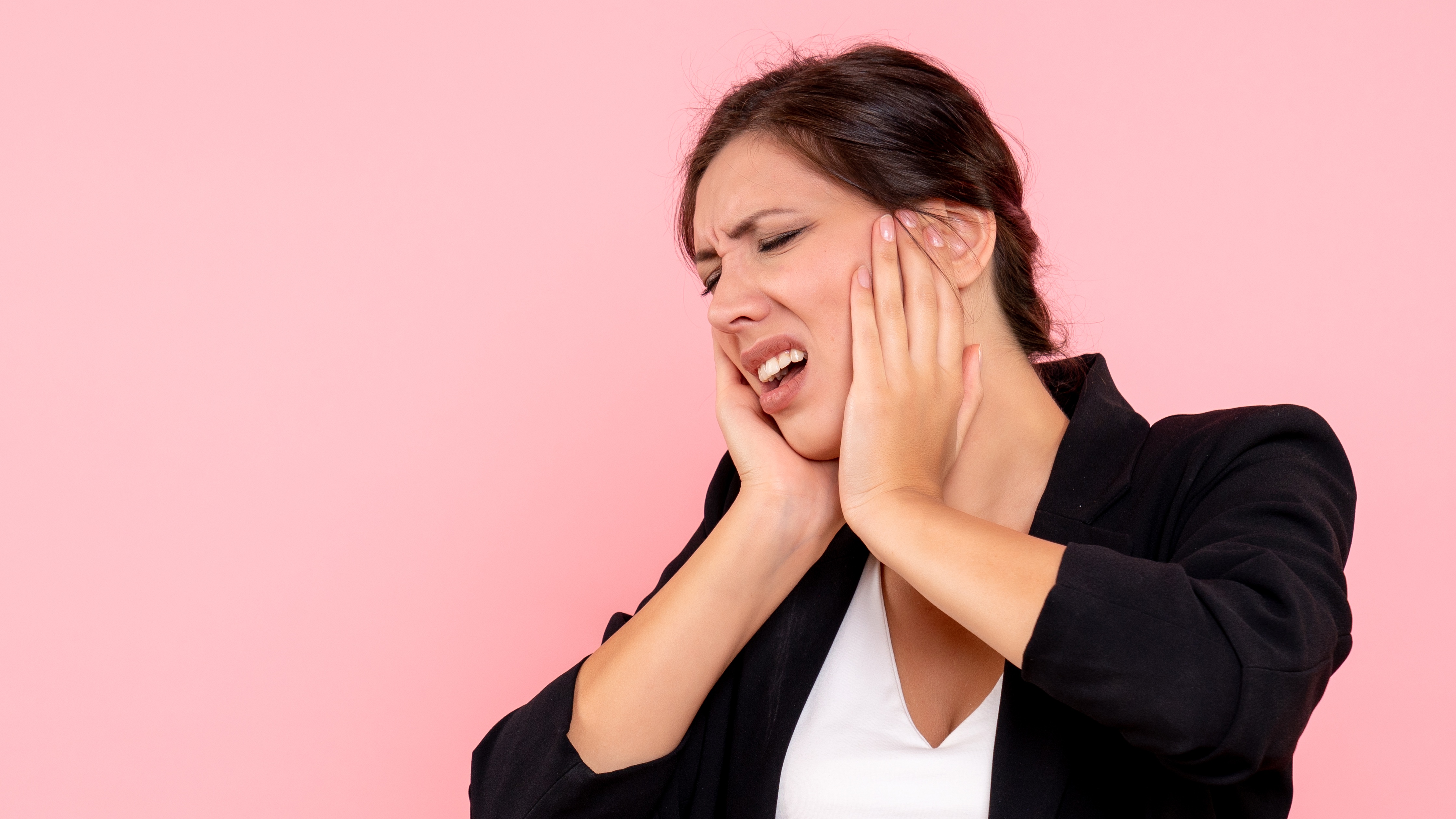 Đau quai hàm bên phải có thể do một vài bệnh lý gây nên