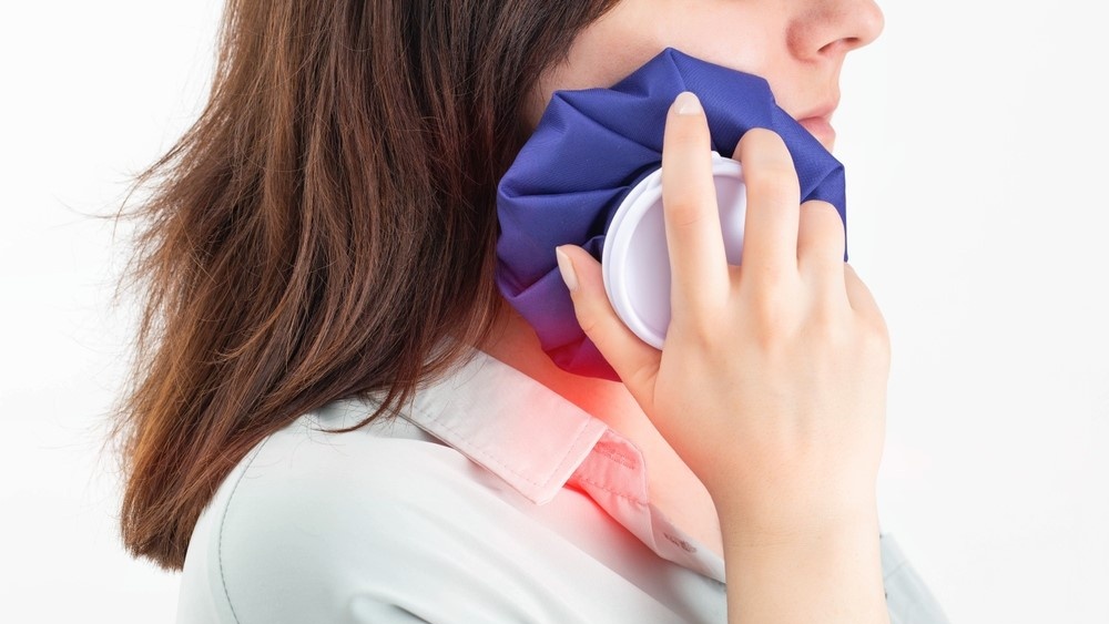 Chườm ấm hoặc chườm lạnh giúp giảm đau quai hàm hiệu quả