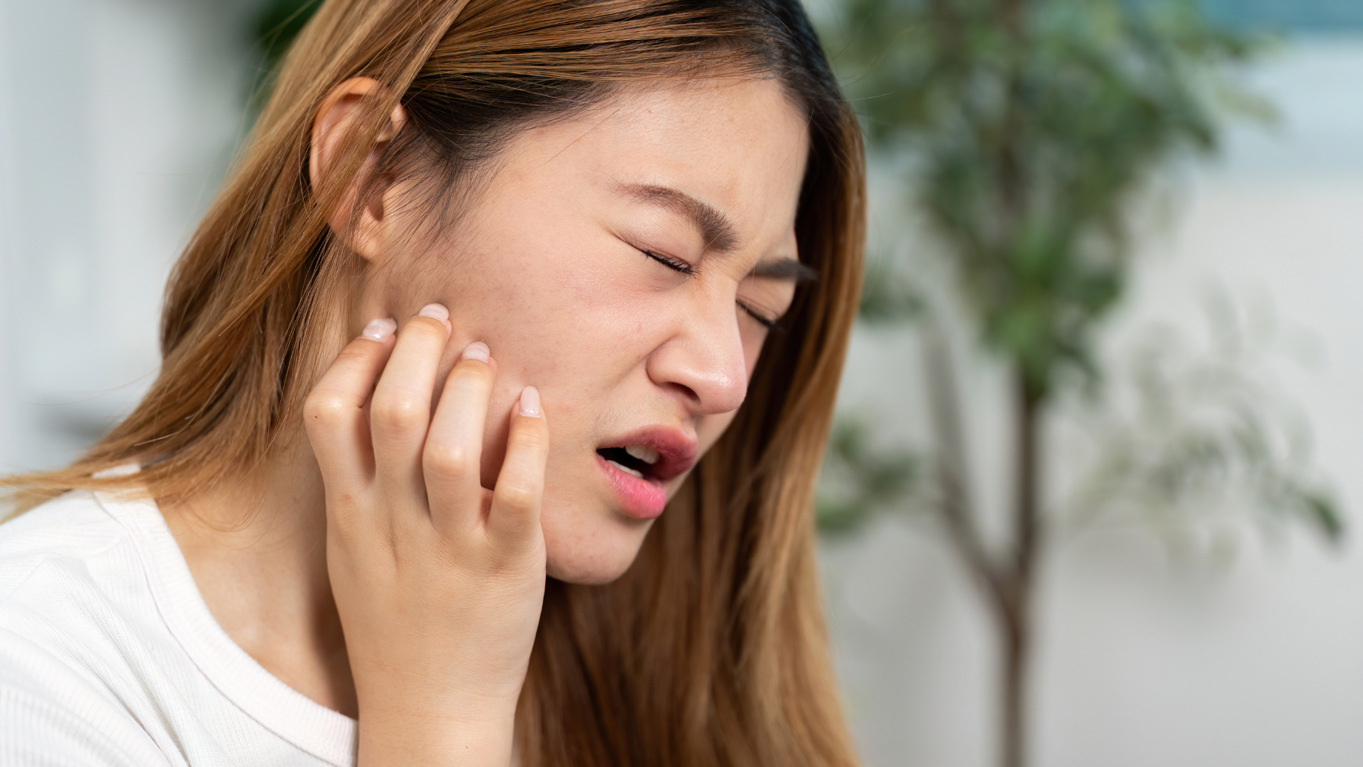 Đau quai hàm gần tai bên trái có thể tiềm ẩn nguy cơ nếu kéo dài hoặc kèm theo triệu chứng bất thường