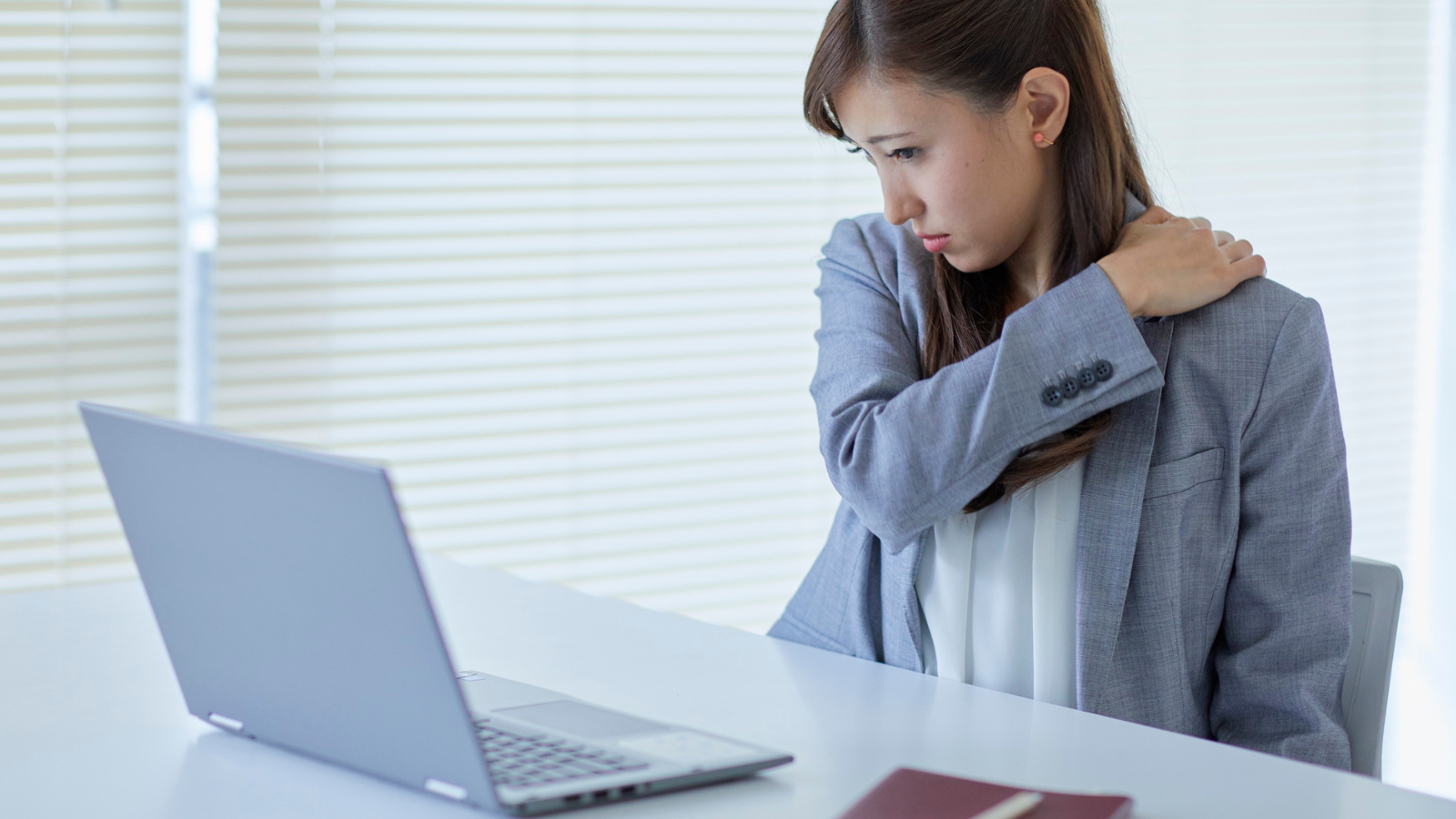 Nguyên nhân bị đau sau lưng bên phải dưới bả vai là gì?