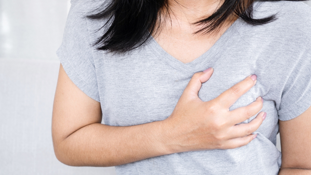 Bị đau vú bên trái ở nữ do thay đổi nội tiết tố là một trong những nguyên nhân phổ biến