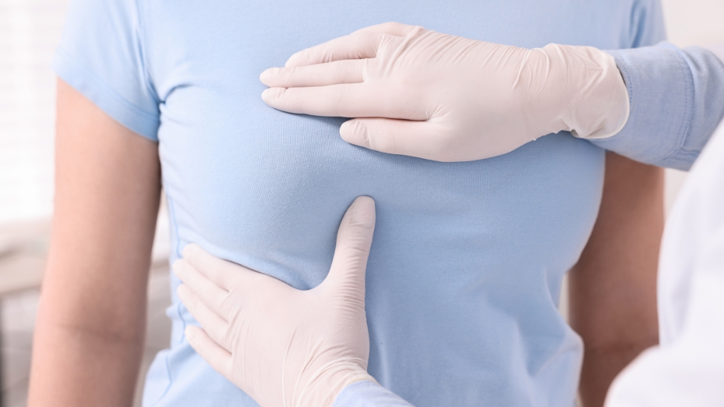 Nhận biết các triệu chứng bình thường và bất thường cần đi khám ngay khi bị đau vú bên trái