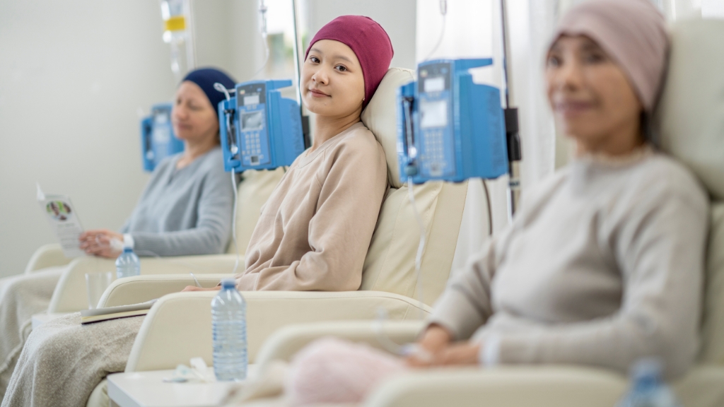 Nguyên nhân hiếm gặp gây đau vú trái như ung thư vú cần phẫu thuật hoặc hóa - xạ trị