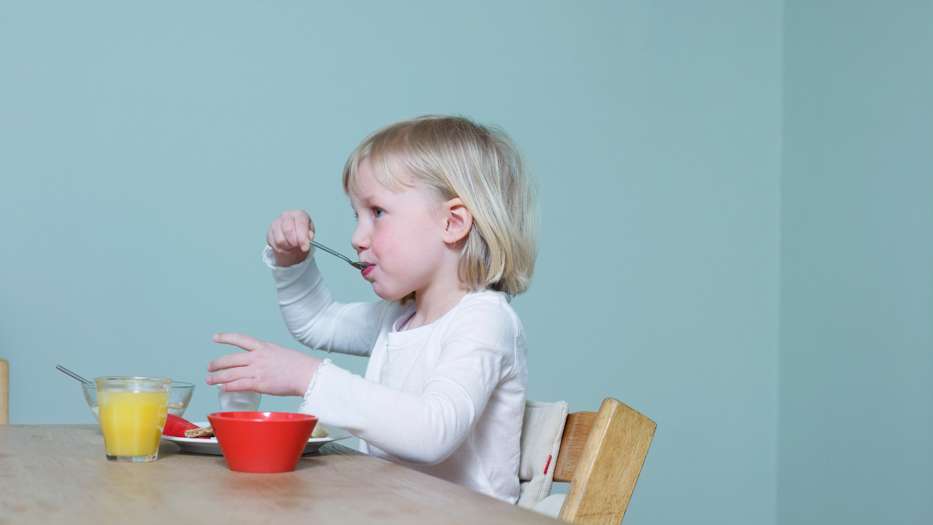 Trẻ nhỏ có hệ tiêu hóa chưa hoàn thiện không nên ăn bí đỏ sống