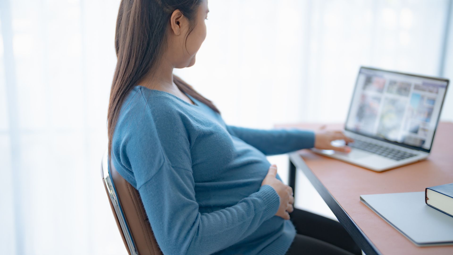 Mẹ bầu nên hạn chế ngồi làm việc quá lâu