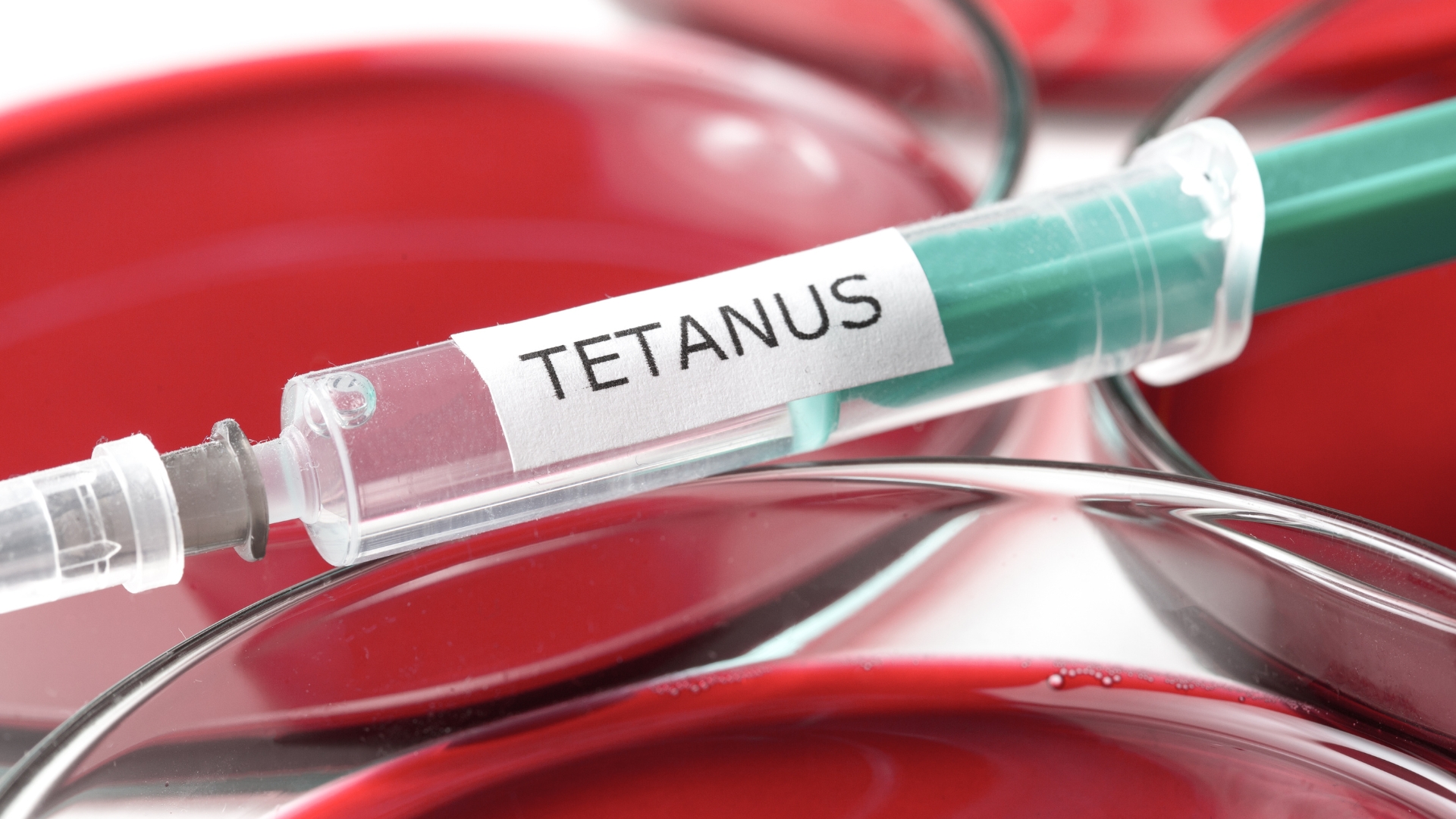 Những vết cắt do dao bẩn, kim loại gỉ hoặc vật sắc nhọn cần được đánh giá nguy cơ và tư vấn tiêm phòng uốn ván nếu cần