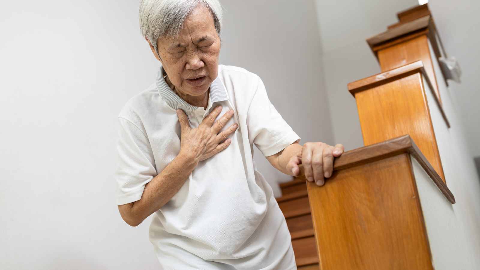 Bị ép tim khó thở nên làm gì?