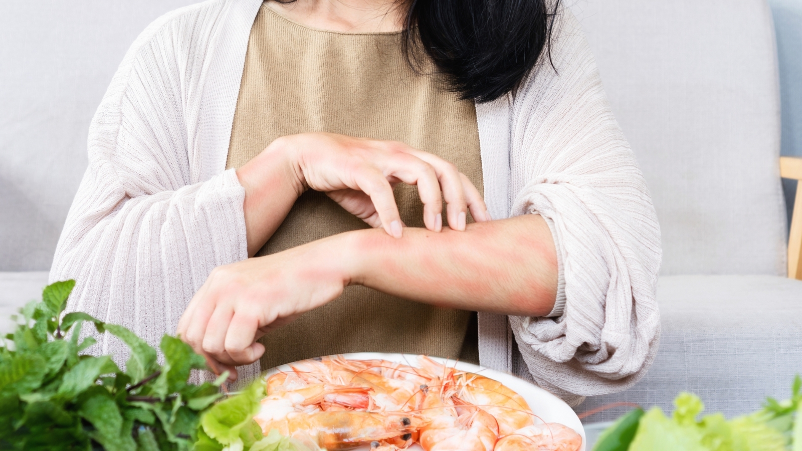 Khi vùng gãy xương còn sưng viêm, ăn hải sản có thể khiến một số người bị nóng trong, ngứa hoặc khó chịu hơn