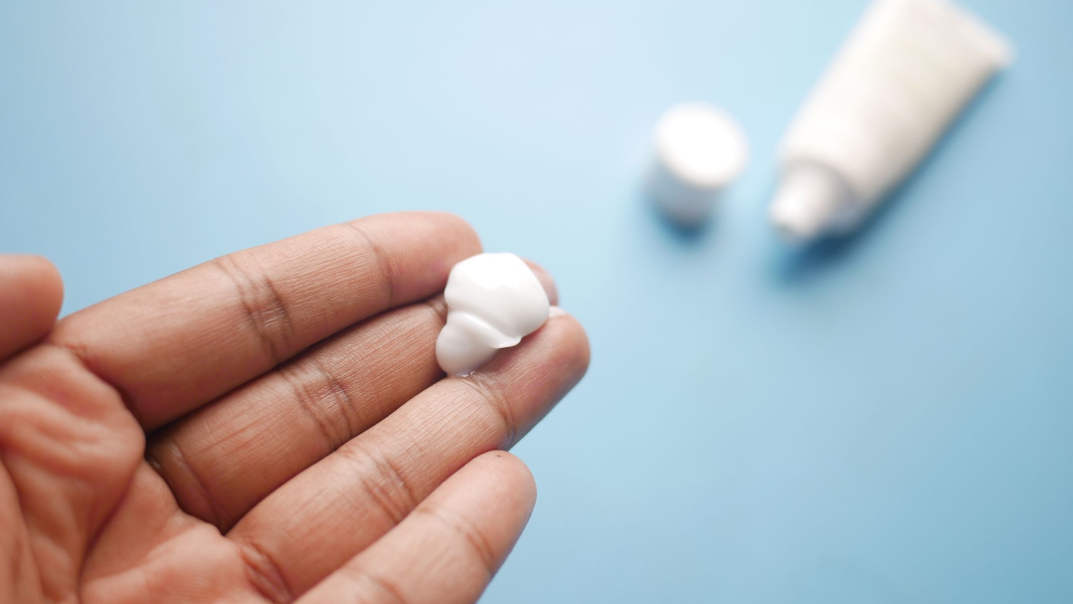 Người bệnh nên bôi thuốc vào buổi tối trước khi đi ngủ và rửa sạch vào sáng hôm sau để đạt hiệu quả tối đa