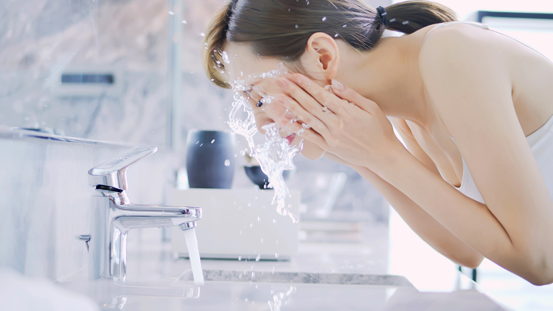 Bị kiến cắn sưng mí mắt phải làm sao? Cần rửa ngay chỗ bị cắn với nước sạch