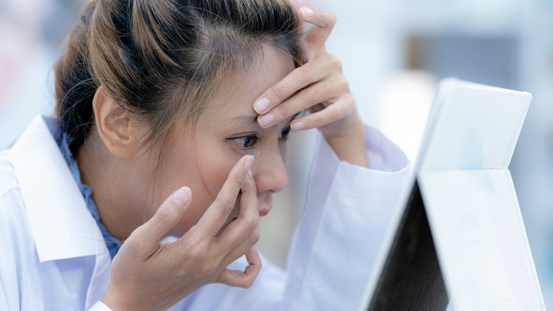 Đeo kính áp tròng mềm là một trong những phương pháp khắc phục loạn thị