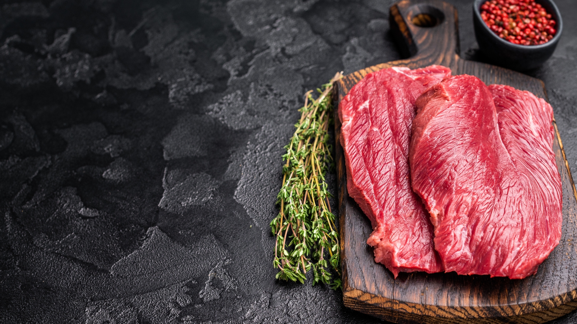 Các loại thịt như bò, heo, cừu và các phần nội tạng như gan, lòng, tim, óc chứa nhiều chất béo bão hòa. Việc tiêu thụ thường xuyên làm tăng cholesterol toàn phần, ảnh hưởng xấu đến tim mạch