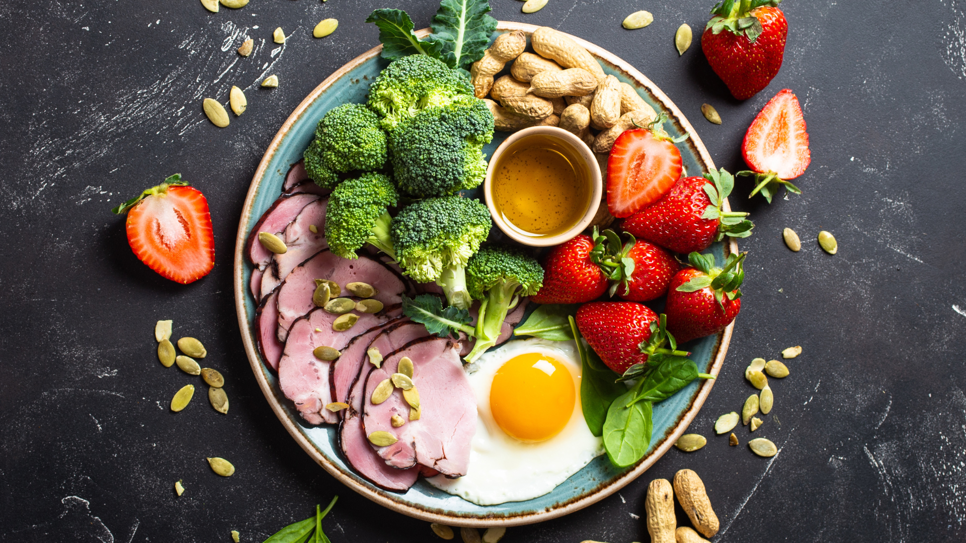 Nên kết hợp lạc với chế độ ăn giàu rau xanh, cá, ngũ cốc nguyên cám để cải thiện chỉ số mỡ máu hiệu quả hơn