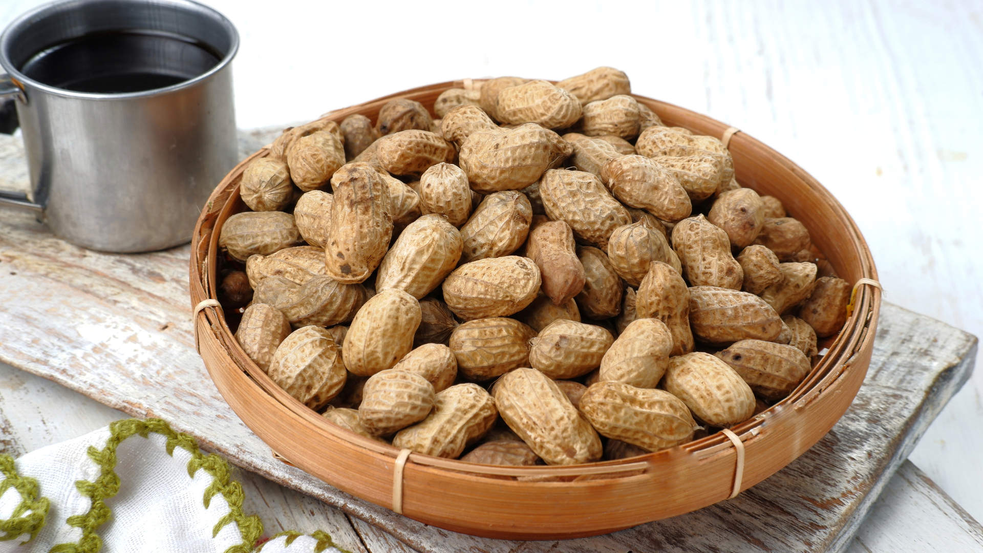 Nên chọn cách chế biến đơn giản như lạc luộc, lạc rang không muối và giữ nguyên lớp vỏ lụa