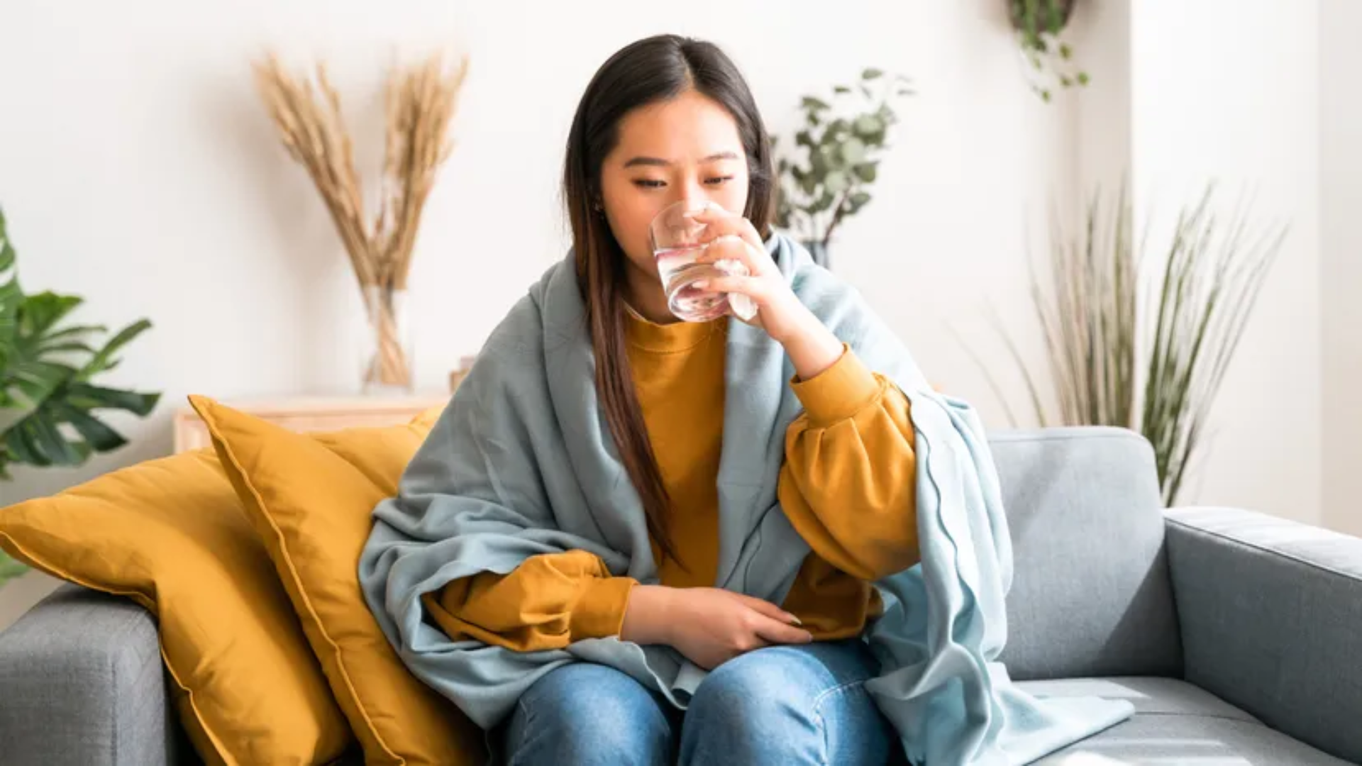 Thực hiện mẹo nhỏ ngay tại nhà bằng cách uống chậm từng ngụm nước mát, giúp dịu nhanh cơn nấc cụt