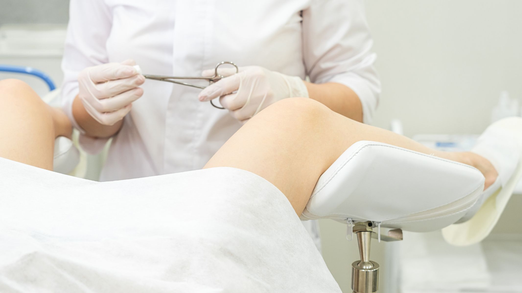 Người bệnh nên chủ động đi khám phụ khoa khi bị ngứa, rát, khí hư có mùi hôi