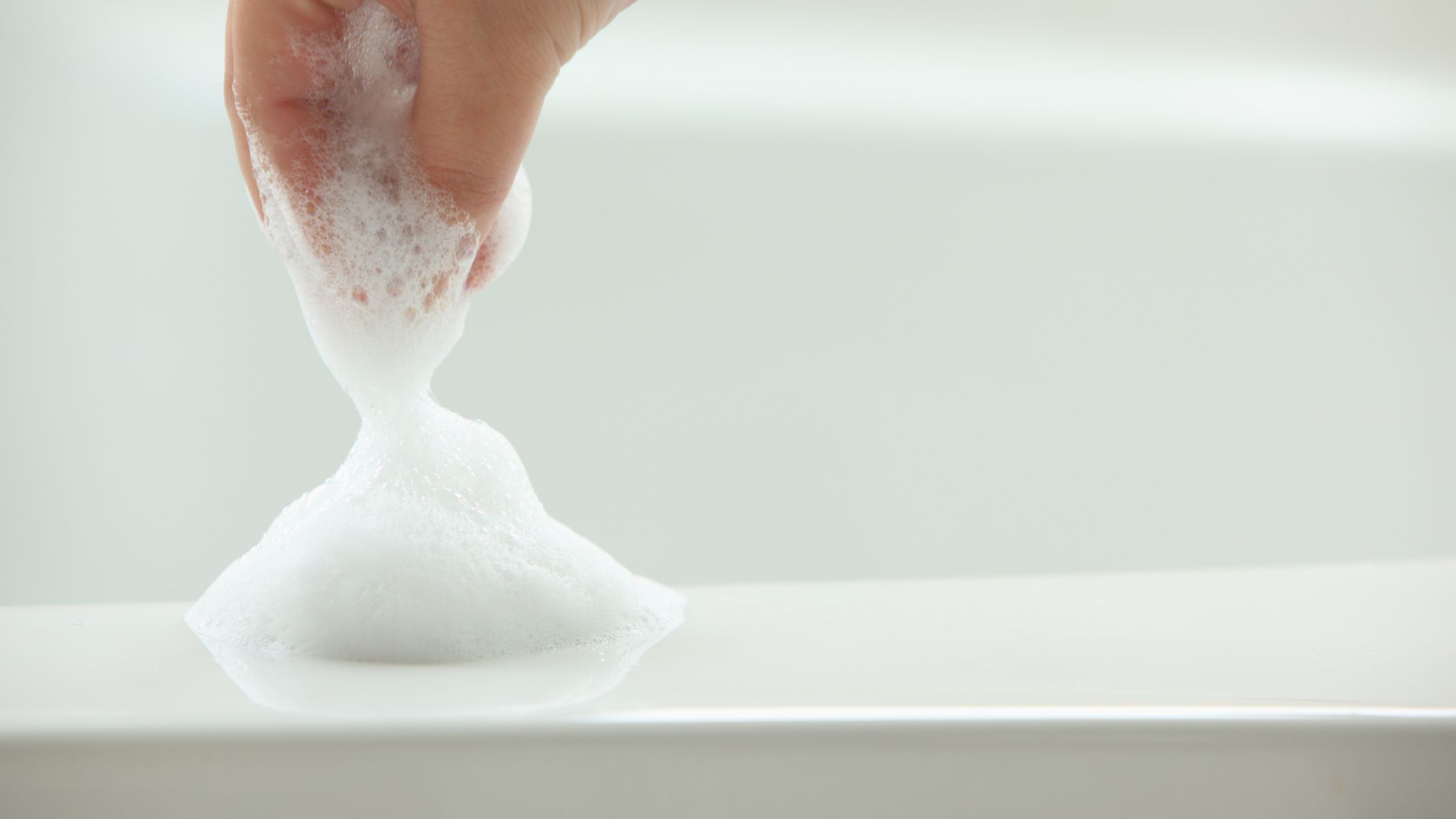 Cần vệ sinh vùng kín hằng ngày bằng nước sạch, lau khô nhẹ nhàng bằng khăn mềm