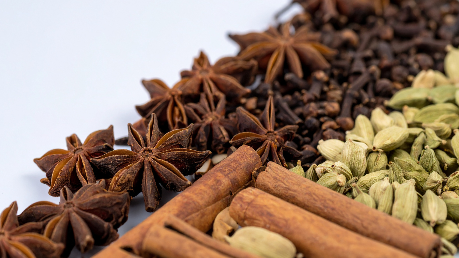 có thể dùng các loại thảo mộc và gia vị tự nhiên để tăng hương vị cho món ăn như nghệ, quế, thảo quả, gừng,....