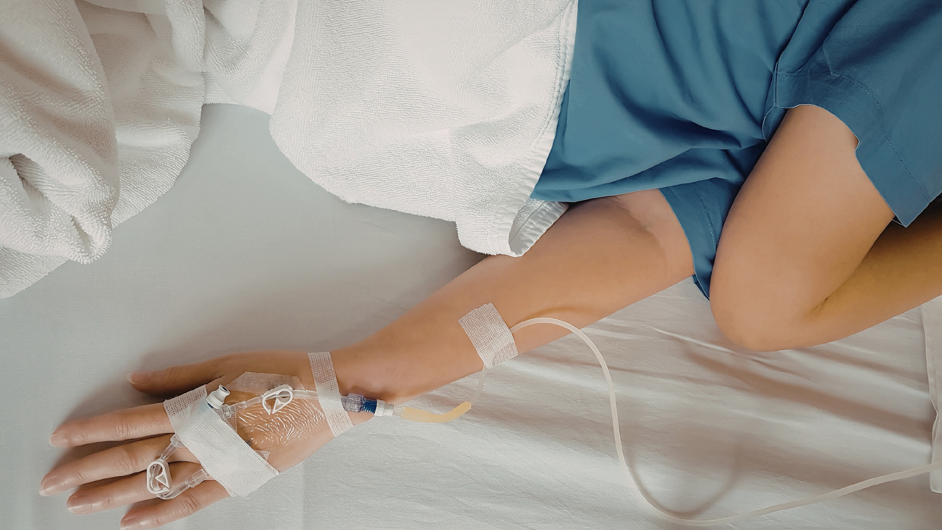 Cần đi bệnh viện khi có dấu hiệu nặng như nôn nhiều, tiêu chảy kéo dài hoặc thuộc nhóm nguy cơ