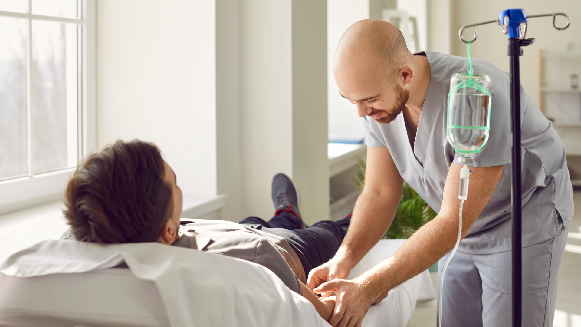 Ngộ độc thực phẩm có nên truyền nước không? Chỉ cần khi mất nước nặng hoặc có chỉ định bác sĩ