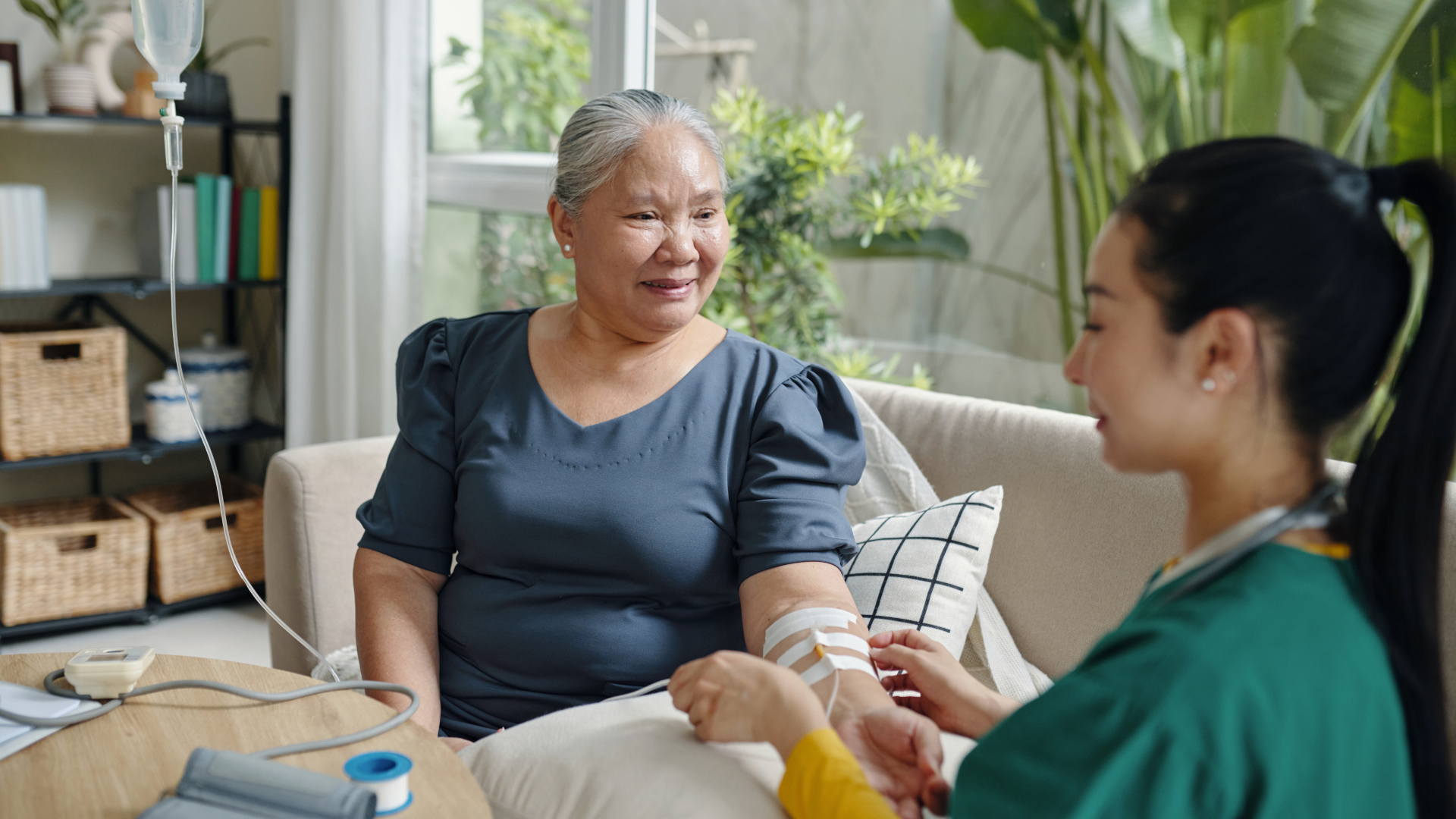 Trước khi đi viện, cần bù nước đúng cách, nghỉ ngơi, tránh ăn khó tiêu và không tự ý dùng thuốc khi chưa có chỉ định