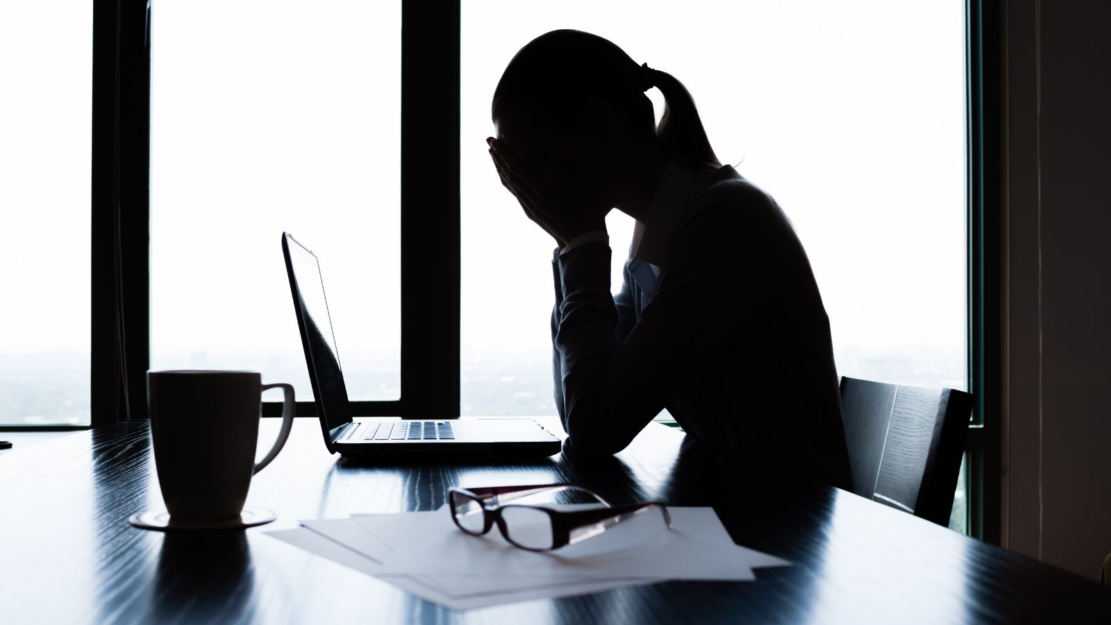 Áp lực, stress và tâm lý căng thẳng có thể làm rối loạn chu kỳ kinh nguyệt, từ đó gián tiếp gây ngứa vùng kín