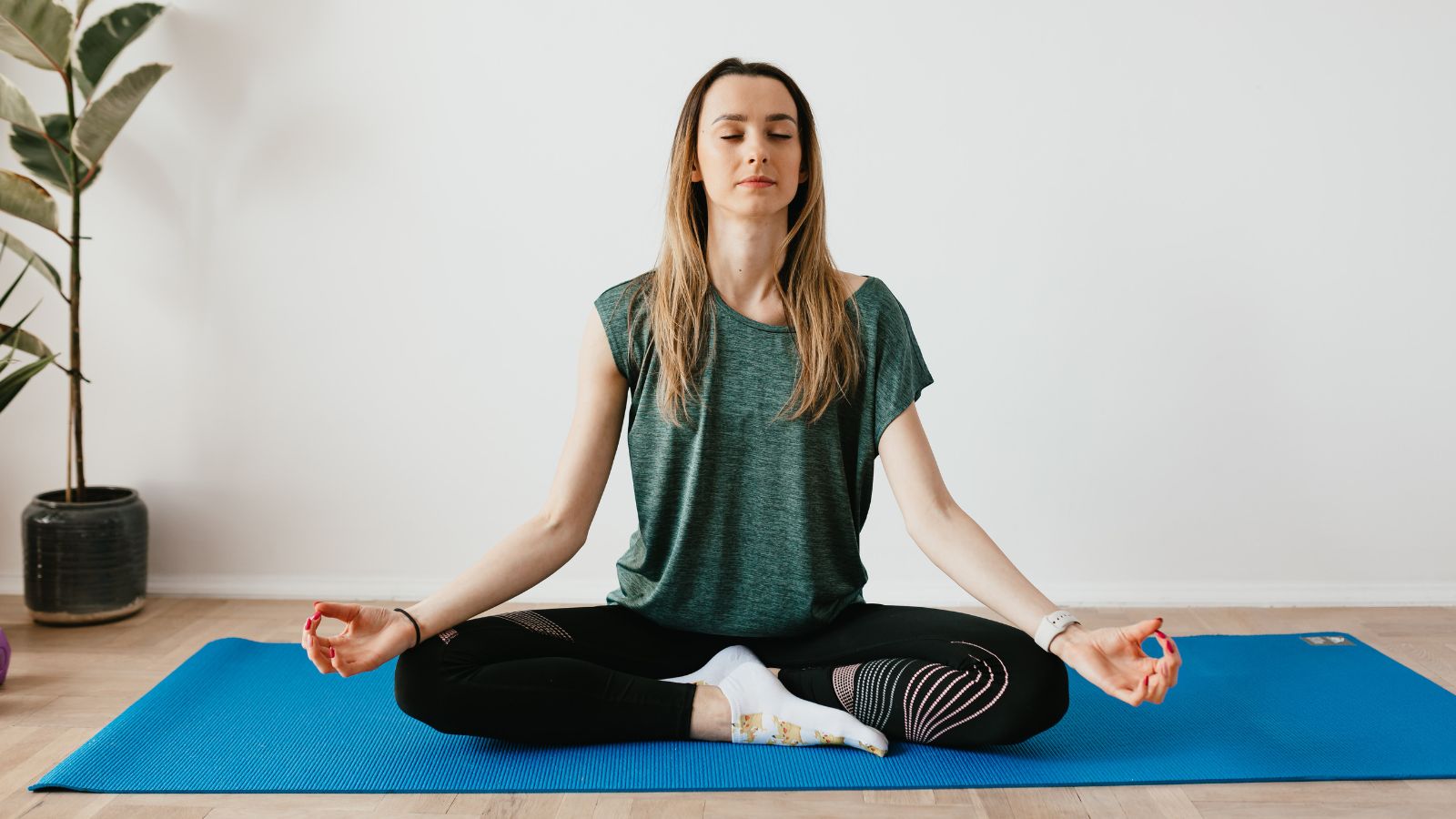 Duy trì tinh thần tích cực sẽ giúp cân bằng nội tiết tố, từ đó hạn chế các triệu chứng khó chịu