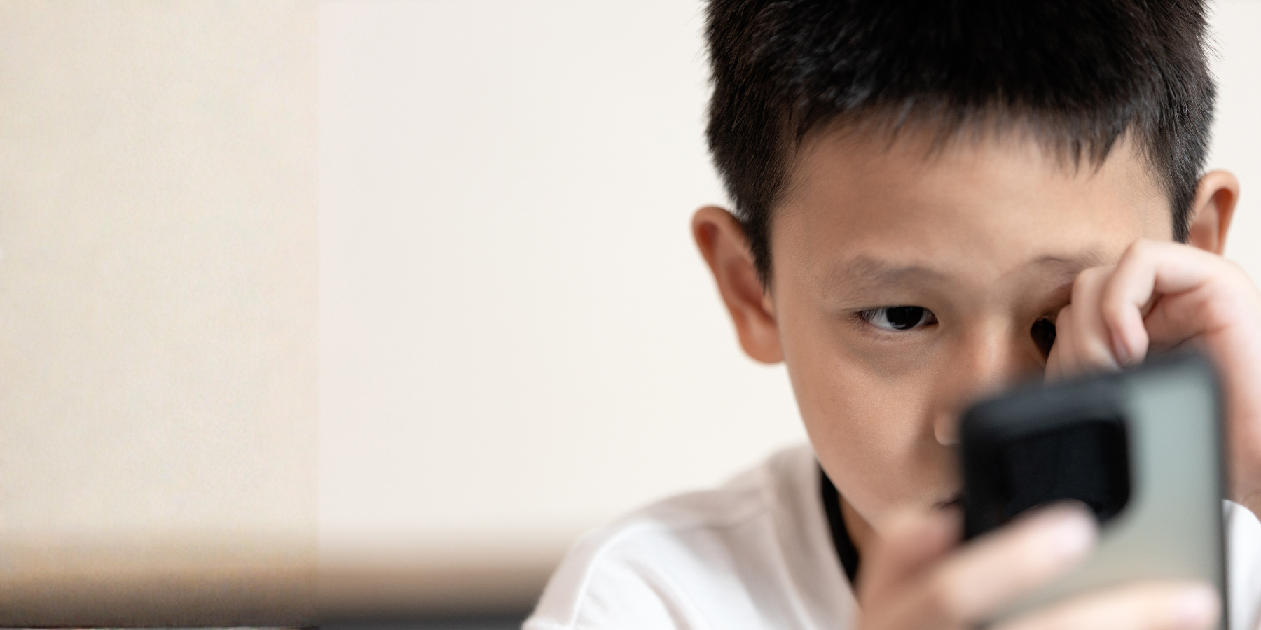 Xu hướng nhắm một mắt để nhìn rõ hơn là một trong những dấu hiệu của nhược thị