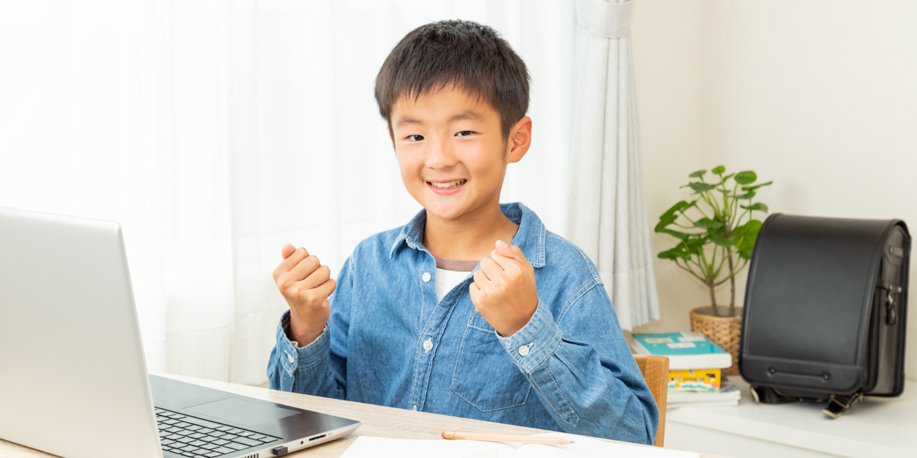 Đảm bảo môi trường học tập đủ sáng, tránh nhìn gần lâu để giảm stress mắt là cách giúp phòng ngừa nhược thị