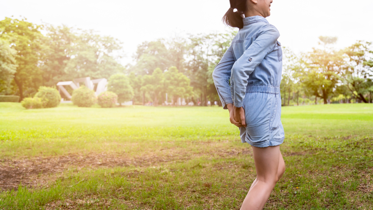 Quần áo không phù hợp sẽ khiến da bị ma sát nhiều, dễ bị tổn thương và kích ứng