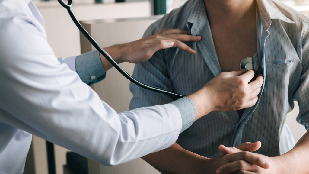 Người mắc quai bị cần đi khám ngay nếu có sốt cao kéo dài và đau đầu dữ dội