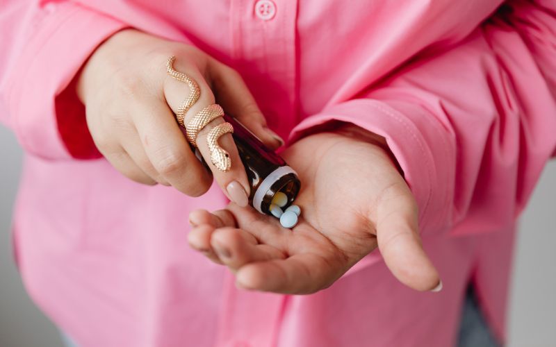 Rong kinh có thể được điều trị bằng thuốc tránh thai để điều hòa lại chu kỳ kinh