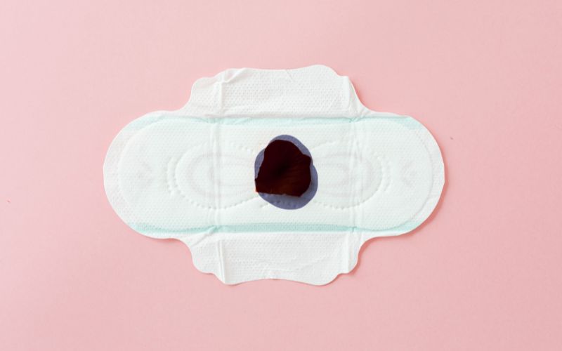 Rong kinh máu đen là dấu hiệu bất thường cảnh báo sức khỏe của bạn đang gặp vấn đề