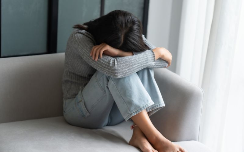 Rong kinh máu đen không chỉ ảnh hưởng tới sức khỏe sinh dục và còn ảnh hưởng tới tâm lý người bệnh